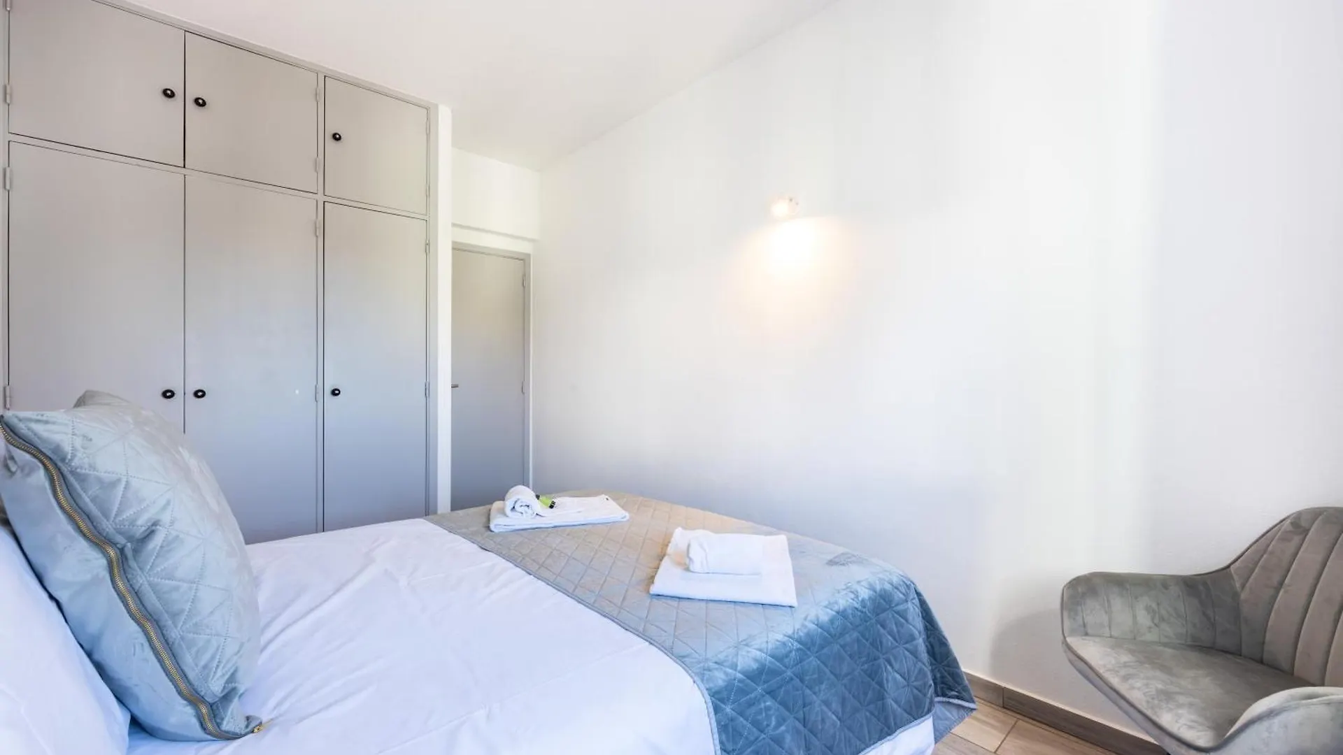 Stay On Top Apartments Лагуш 0*,  Португалия